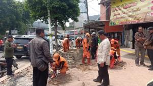 Suasana-pembersihan-dan-proses-revitalisasi-trotoar-disabilitas-untuk-penghijauan.jpg