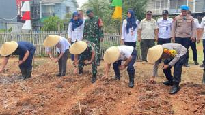 Suasana-tanam-jagung-di-lahan-urban-farming-Semanan-Sinergi-Jakarta-Barat.jpg