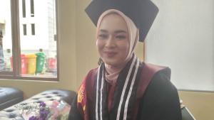 Suci-Oktavia-lulus-cumlaude13.jpg