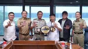 TINJU-Wali-Kota-Jaktim-Munjirin-bersama-jajaran-dan-Phalle-juara-Boxing-Gladiator.jpg