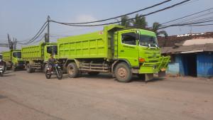 TRUK-TAMBANG-Antrean-truk-tambang-di-Jalan-Mohamad-Toha-Parung-Panjang-Kabupaten-Bogor.jpg