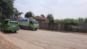 TRUK-TAMBANG-Suasana-Jalan-Raya-Mohamad-Toha-di-Parung-Panjang-Kabupaten-Bogor.jpg