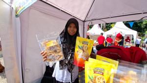 Teh-Nur-memproduksi-dan-menjual-berbagai-jajanan-tradisional.jpg