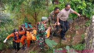Tim-SAR-gabungan-mengevakuasi-seorang-pria.jpg