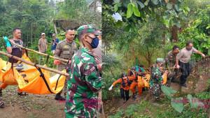 Tim-SAR-mengevakuasi-jenazah-pemburu-burung-di-Curug-Seribu-Desa-Ciasihan-Pamijahan.jpg