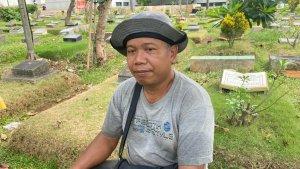 Tole-46-perawat-makam-di-TPU-Karet-Bivak.jpg