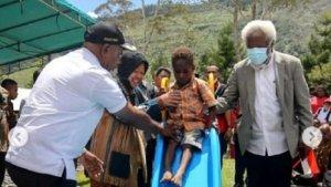 Tri-Rismaharini-beri-bantuan-ke-warga-Puncak-Jaya-Papua.jpg