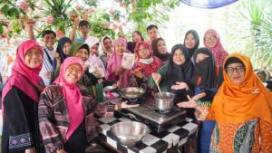 UMKM-Para-ibu-mengikuti-pelatihan-Aneka-Produk-Lokal-Minuman-Herbal-dan-Kue-Tradisional.jpg