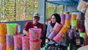UMKM-Pemilik-UD-Heru-Heru-Setiawan-live-penjualan-kerupuk-kulit-melalui-TikTok.jpg