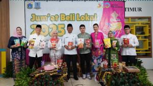UMKM-Wali-Kota-Jakarta-Timur-Munjirin-dalam-kegiatan-Jumat-Beli-Lokal.jpg