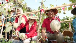 URBAN-FARMING-Wali-Kota-Jaktim-Munjirin-bersama-Ketua-TP-PKK-Jaktim-Essie-Feransie-Munjirin.jpg
