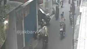 VIRAL-MEDIA-SOSIAL-pelajar-menganiaya-pelajar-lainnya-di-kawasan-Tomang-Grogol-Petamburan.jpg