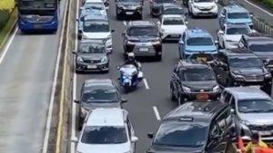 wartakota/Viral-mobil-dinas-warna-hitam-berpelat-RI-36-arogan.jpg