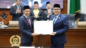 Wakil-Bupati-Bogor-Jaro-Ade-menyerahkan-nota-keuangan-RAPBD-Perubahan-2025.jpg