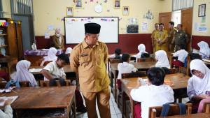 Wali-Kota-Depok-Supian-Suri-meninjau-pelaksanaan-MPLS.jpg