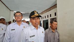 Wali-Kota-Depok-Supian-Suri-meninjau-rumah-warga-yang-terdampak-angin-puting-beliung-di-Limo.jpg