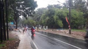 Warga-melintas-di-Jalan-Mukodi-di-Desa-Cijayanti-Babakan-Madang-Kabupaten-Bogor.jpg