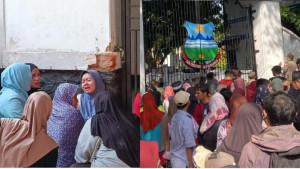 Warga-mengantre-di-gerbang-pendopo-Garut-Jumat-1872025-siang.jpg