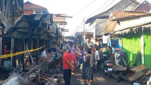 Warga-tonton-bekas-kebakaran-di-Jalan-Sensus-RT0104-Jatinegara-Jakarta-Timur-Rabu-2492025.jpg
