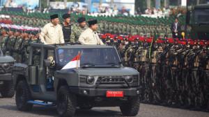 akan-menjadi.jpginspektur-upacara.jpgmembuka-sunroof.jpgsudah-memenuhi.jpgmenyapa-warga.jpg