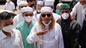 bahar-bin-smith-atau-habib-bahar-tiba-di-mapolda-jabar-jalan-soekarno-hatta.jpg