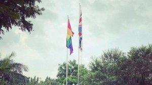 bendera-pelangi-simbol-lgbt-berkibar-di-halaman-kantor-keduubes-iggris.jpg