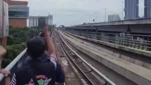 evakuasi-lrt-mogok.jpg