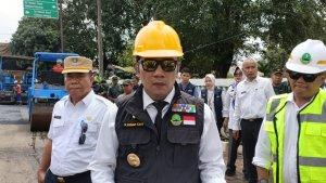 gubernur-jawa-barat-ridwan-kamil-meninjau-proses-perbaikan-jalan-provinsi-di-kota-bekasi.jpg