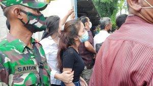 keluarga-korban-penembakan-di-rm-kafe-cengkareng-menangis.jpg