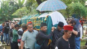 komedian-Mpok-Alpa.jpgPresenter-Mpok-Alpa.jpgMpok-Alpa-meninggal.jpgtangisan-para-selebritas.jpgbelakangan-mulai-memburuk.jpg