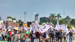 massa-tani-lakukan-aksi-unjuk-rasa-depan-gedung-DPR-RI-Senayan-Jakarta-Pusat-Rabu-2492025.jpg