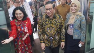 meninjau-Rumah.jpgyang-datang.jpgdatang-mengenakan.jpghitam-bernuansa.jpgdidampingi-Kepala.jpg