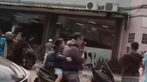 mobil-Toyota-Veloz-menabrak-toko-buah-di-Jalan-Taman-Surya-Kalideres-Jakarta-Barat.jpg
