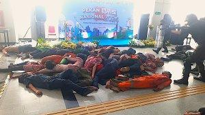 naik-kereta-dikejar-zombie-di-LRT-Jakarta456.jpg