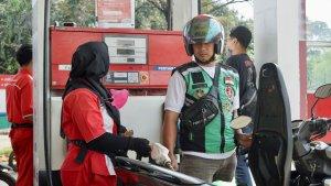 ojol-di-bekasi-isi-bensin-di-spbu.jpg