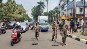 pembersihan-ranjau-paku-di-wilayah-kebayoran-lama-jakarta-selatan-kamis-21102021.jpg