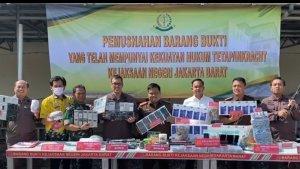 pemusnahan-barang-bukti-tindak-pidana-umum-dan-narkoba-di-halaman-parkir-kejari-jakbar.jpg