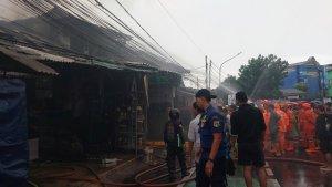 penampakan-toko-furniture-yang-terbakar-di-Jalan-Dr-Saharjo.jpg