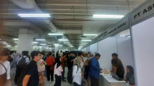 pencari-kerja-antre-di-depan-stand-Job-Fair-di-Mall-BTM-Kota-Bogor-Rabu-682025.jpg