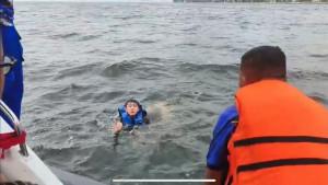 penyelamatan-terhadap-wisatawan-yang-terjatuh-ke-laut-di-Pantai-Mutiara-Jakarta-Utara.jpg