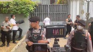 penyidik-masuk-ke-rumah-firli-bahuri13.jpg