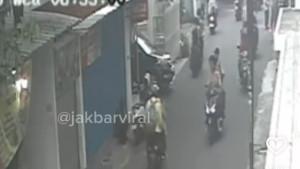 perkelahian-antar-pelajar-pecah-di-Tomang-sebabkan-korban-alami-luka-serius.jpg