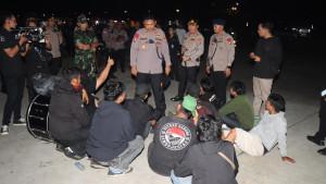 polisi-tangkap-suporter.jpg