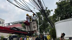 proses-penurunan-kabel-di-Jalan-Hos-Cokrominoto-Jakarta-Pusat-Rabu-15102025.jpg
