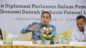 putu-supadma-rudana-saat-berkunjung-ke-universitas-trunojoyo-madura.jpg