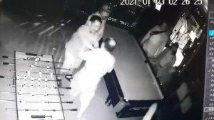 rekaman-cctv-ketika-dua-orang-karyawan-hotel-batiqa-jababeka.jpg