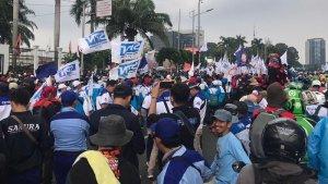 ribuan-buruh-demo-soal-ruu-omnibus-law1.jpg