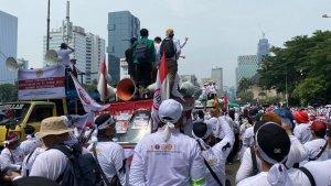 ribuan-tenaga-kesehatan-berunjuk-rasa-menuntut-pembatalan-ruu-omnibus-law-tentang-kesehatan.jpg