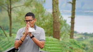 sandiaga-uno-ketika-mengunjungi-desa-sigapiton-ajibata-toba-sumatera-utara-pada-rabu-10112021.jpg