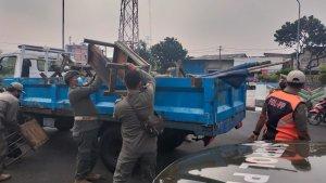 satpol-pp-jakarta-pusat-bersama-kecamatan-senen-menertibkan-pkl-rabu-382022.jpg